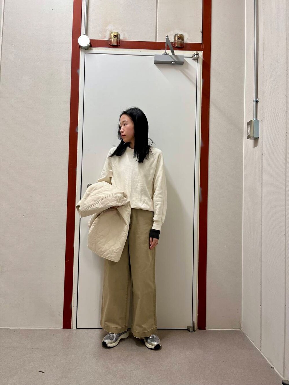 「パンツ、newarrival、doors、大人のスウェットコーデ」｜「FORK&SPOONのFORK&SPOON　フレンチドリルピグメントチノパンツ（その他パンツ、ベージュ系）」を使った、pyonさん（レディース・161cm）の冬コーディネートの4枚目の写真