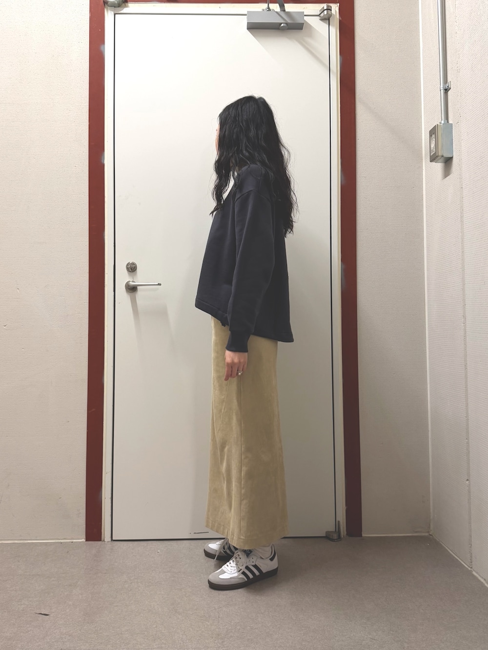 グレー系のスウェット、ホワイト系のスニーカーを着用したレディースの春コーディネートの3枚目の写真