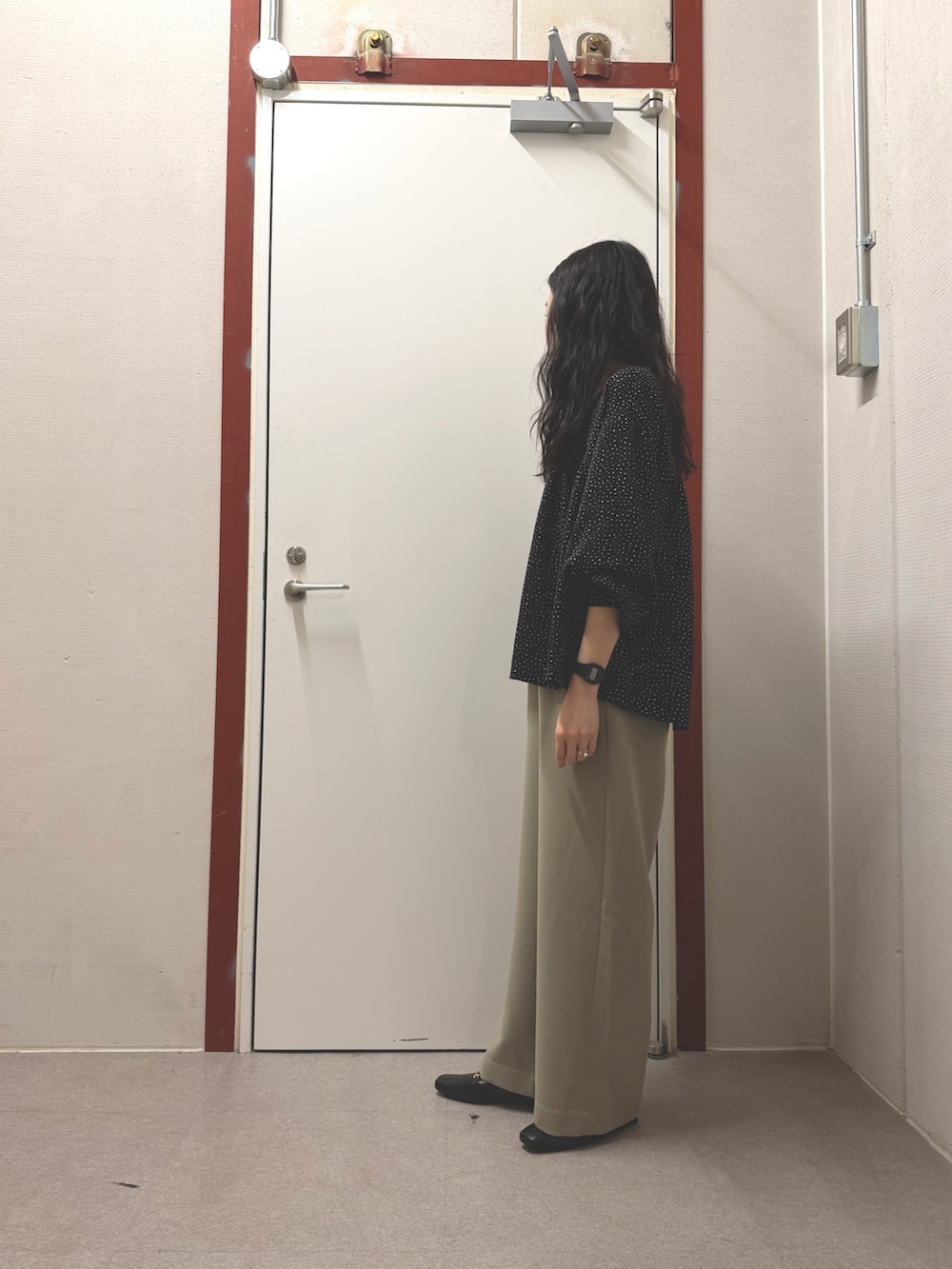 ブラック系のシャツ/ブラウス、ベージュ系のその他パンツを着用したレディースの春コーディネートの2枚目の写真