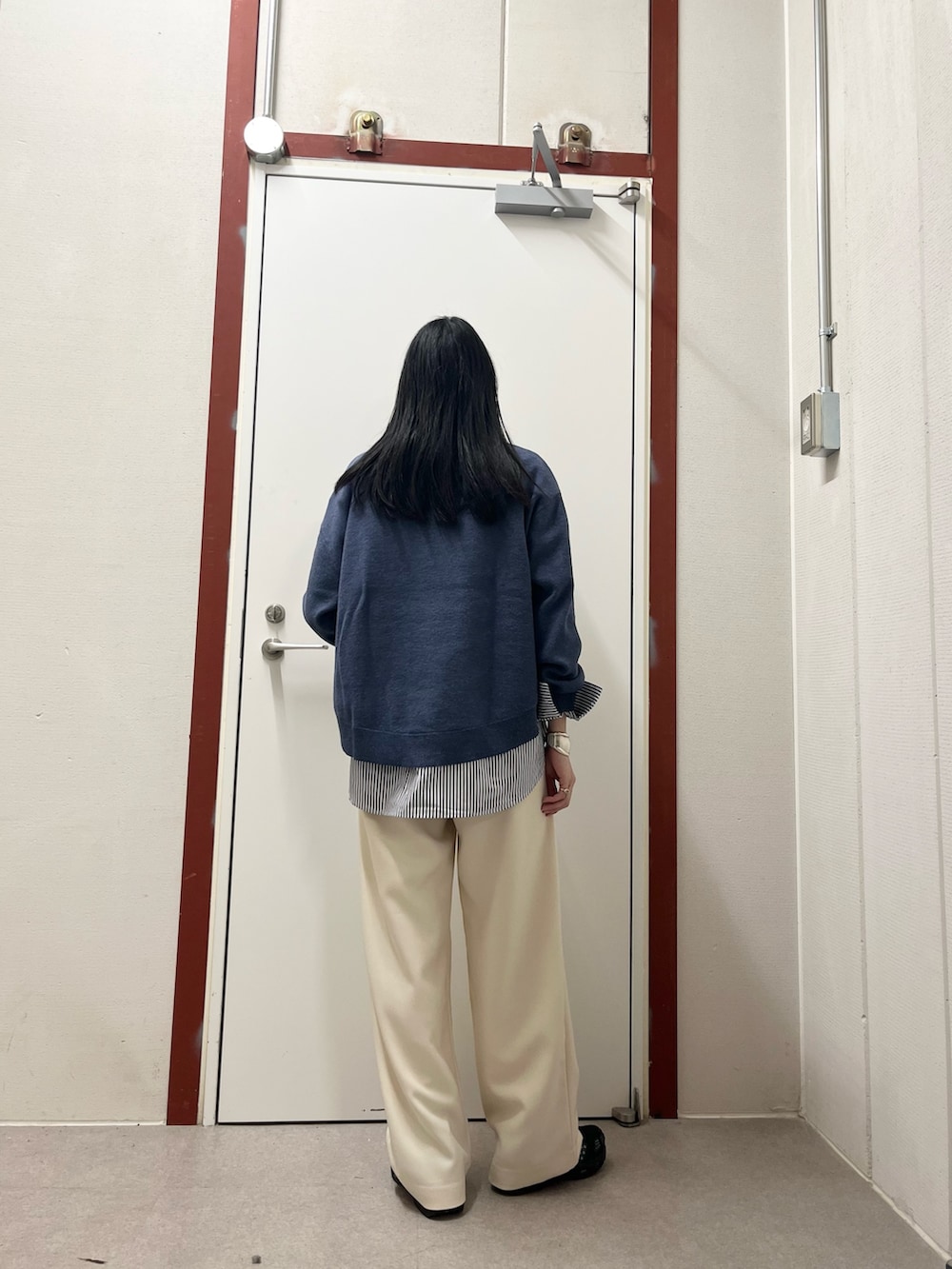 ブルー系のニット/セーター、その他のシャツ/ブラウス、ホワイト系のその他パンツを着用したレディースの秋コーディネートの3枚目の写真