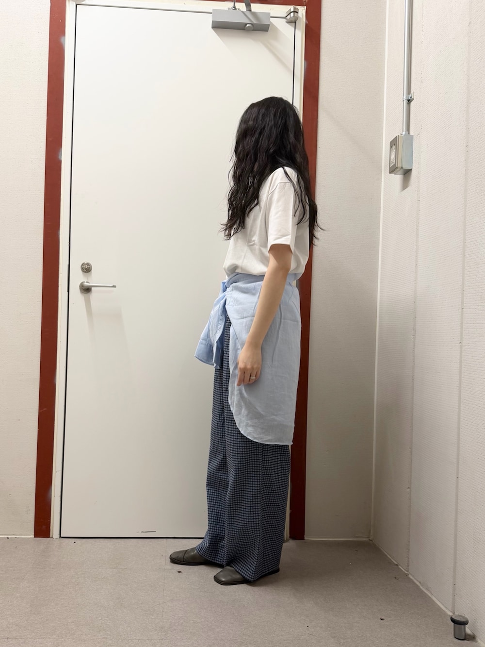 その他のTシャツ/カットソー、ブルー系のシャツ/ブラウス、ブルー系のその他パンツを着用したレディースの夏コーディネートの2枚目の写真