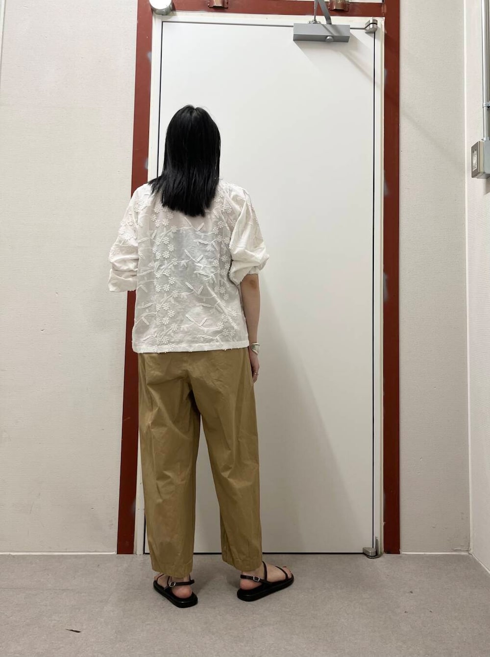 「かぐれ、newarrival、doors、洒落見えイージーパンツ×サンダル」｜「URBAN RESEARCH DOORSの立体刺繍ブラウス（シャツ/ブラウス、ホワイト系）」を使った、pyonさん（レディース・161cm）の夏コーディネートの3枚目の写真
