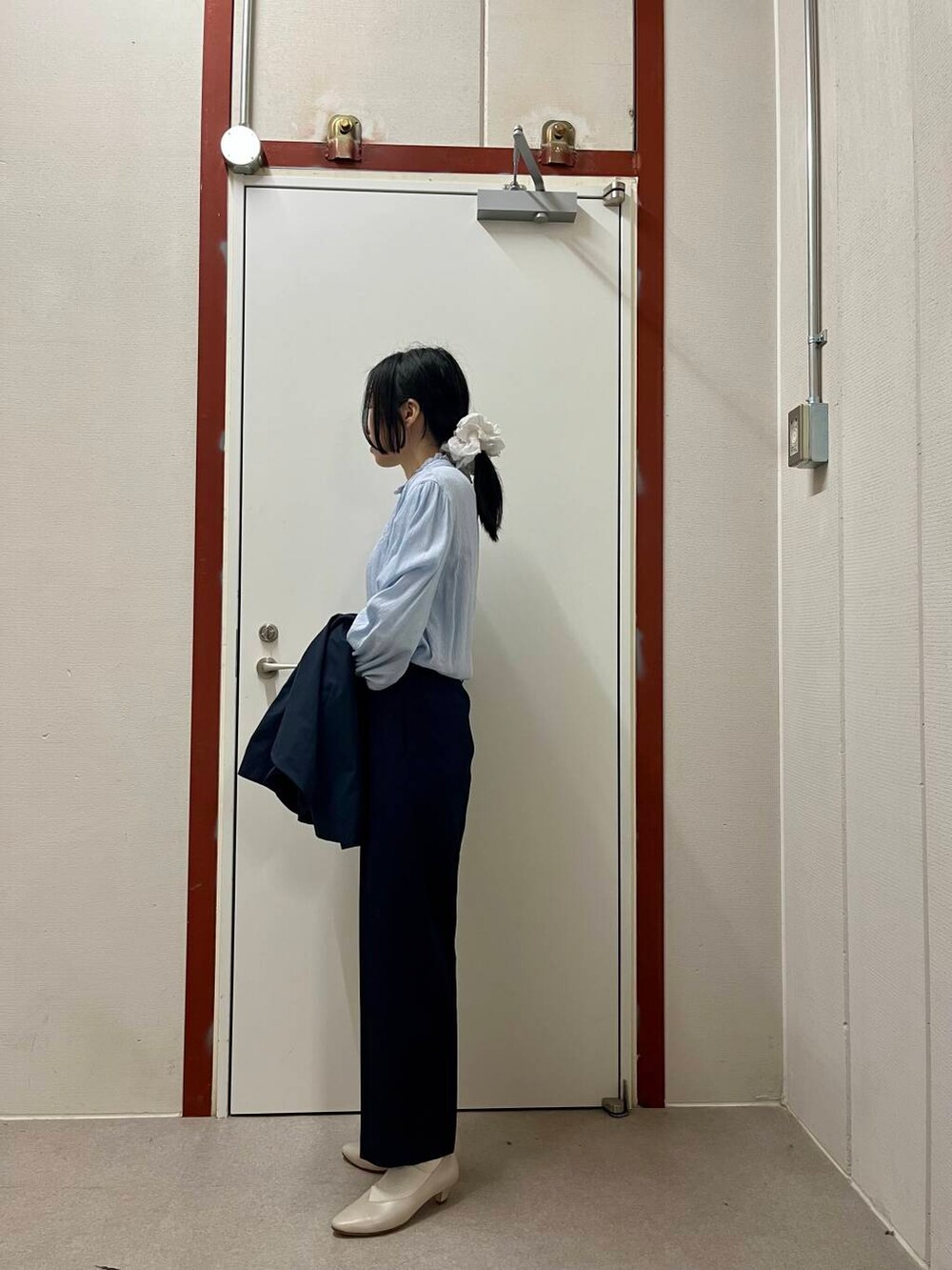 ブルー系のシャツ/ブラウス、グレー系のパンプス、ブルー系のその他アウターを着用したレディースの春コーディネートの2枚目の写真