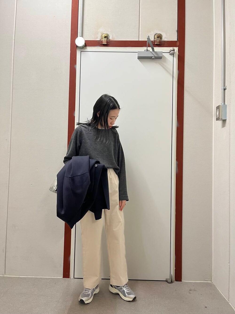 ブルー系のその他アウター、シルバー系のショルダーバッグ、ホワイト系のその他パンツを着用したレディースの冬コーディネートの3枚目の写真