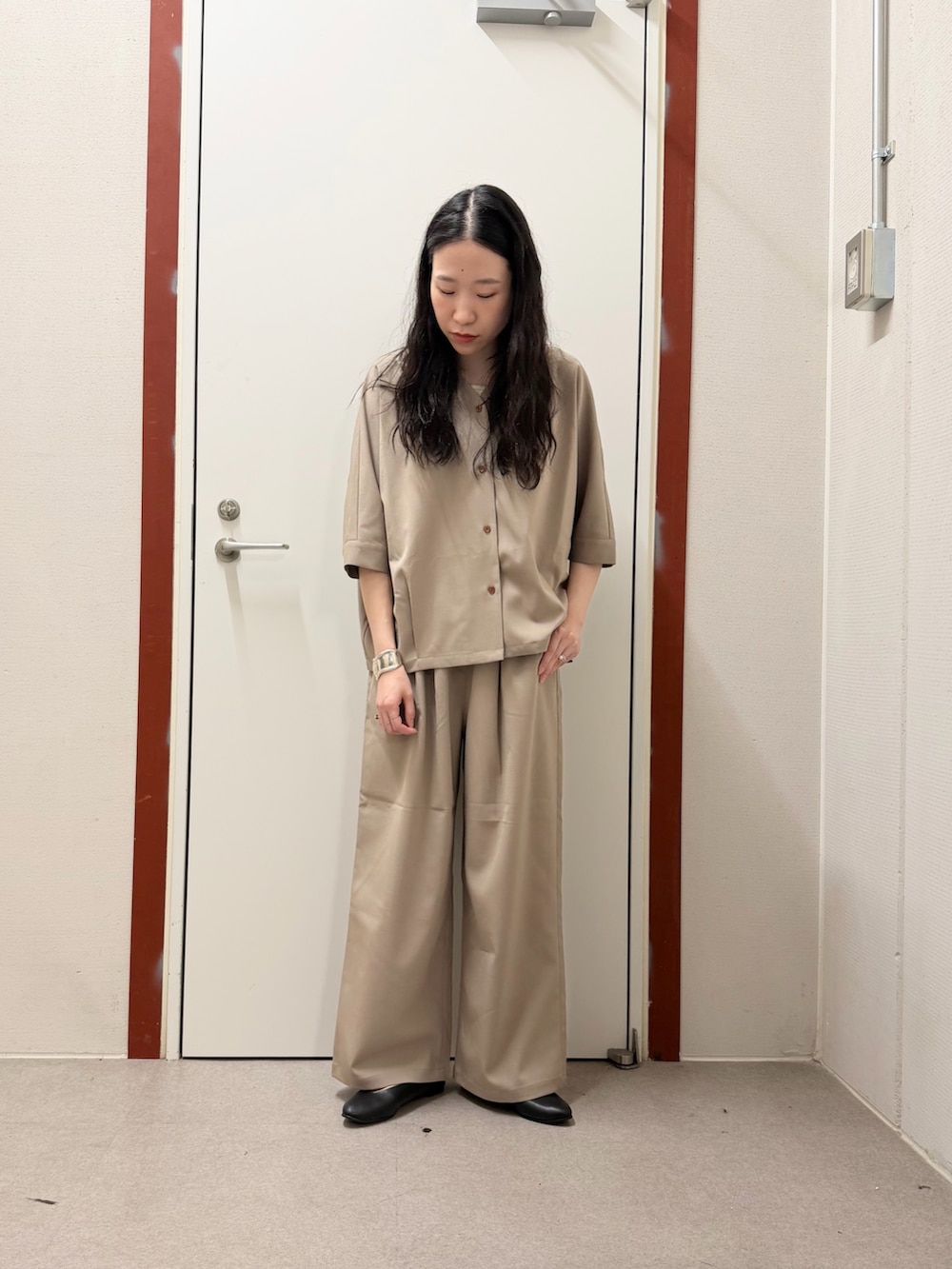 ベージュ系のその他パンツ、ホワイト系のタンクトップ、ベージュ系のシャツ/ブラウスを着用したレディースの春コーディネートの2枚目の写真