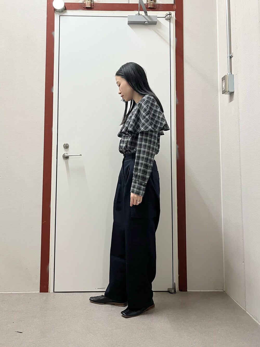 ブラック系のシャツ/ブラウス、グレー系のその他パンツを着用したレディースの秋コーディネートの2枚目の写真