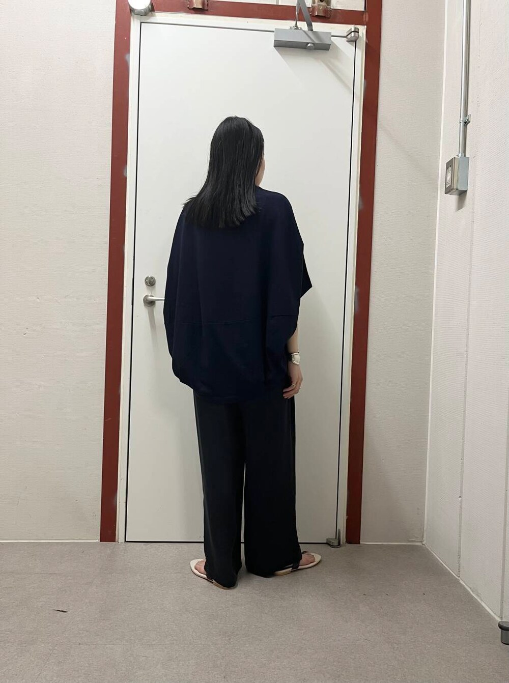 ブラック系のサンダル、ブルー系のその他パンツ、ブルー系のTシャツ/カットソーを着用したレディースの夏コーディネートの3枚目の写真