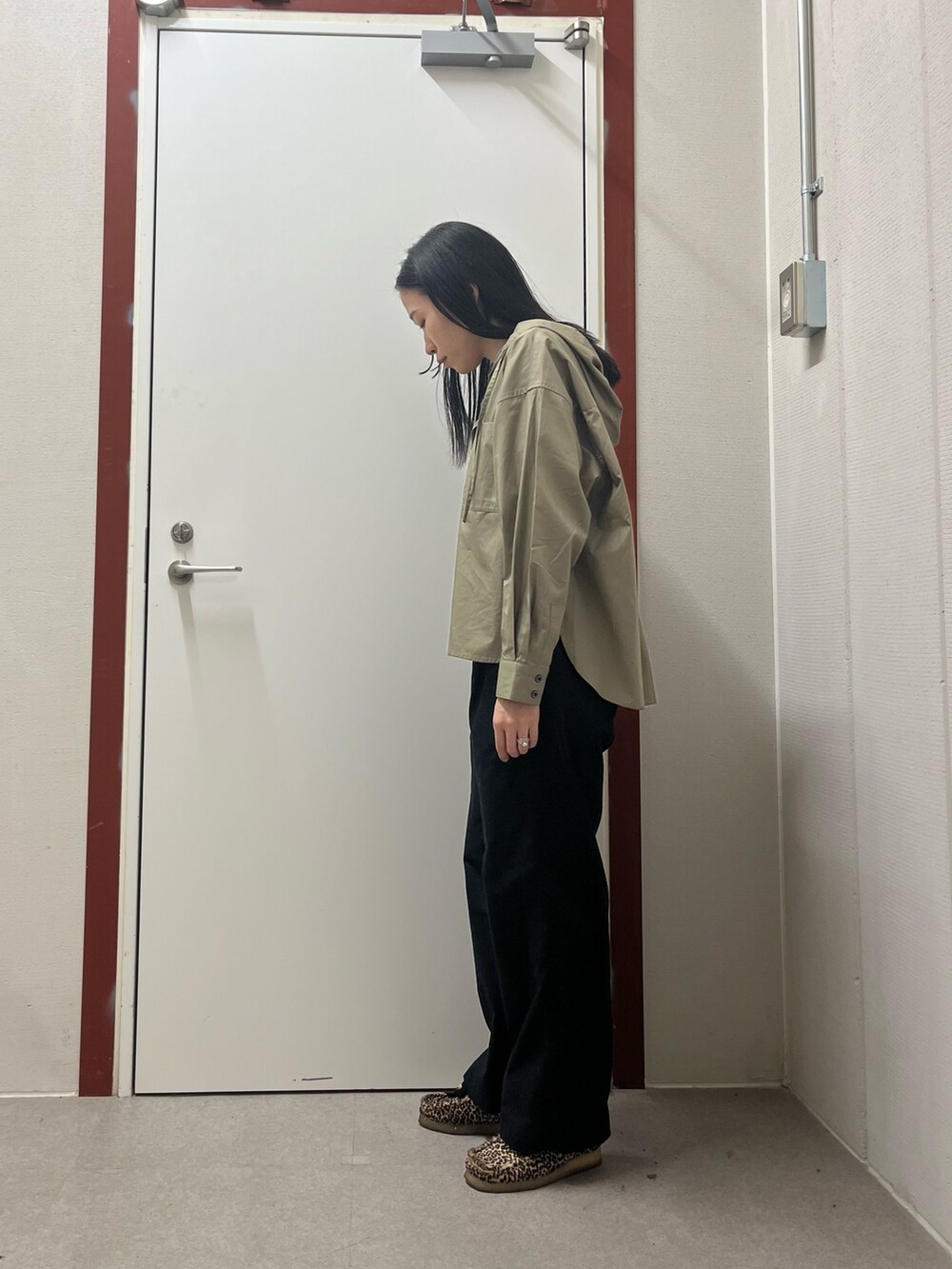 ベージュ系のシャツ/ブラウス、ブラック系のその他パンツを着用したレディースの秋コーディネートの2枚目の写真