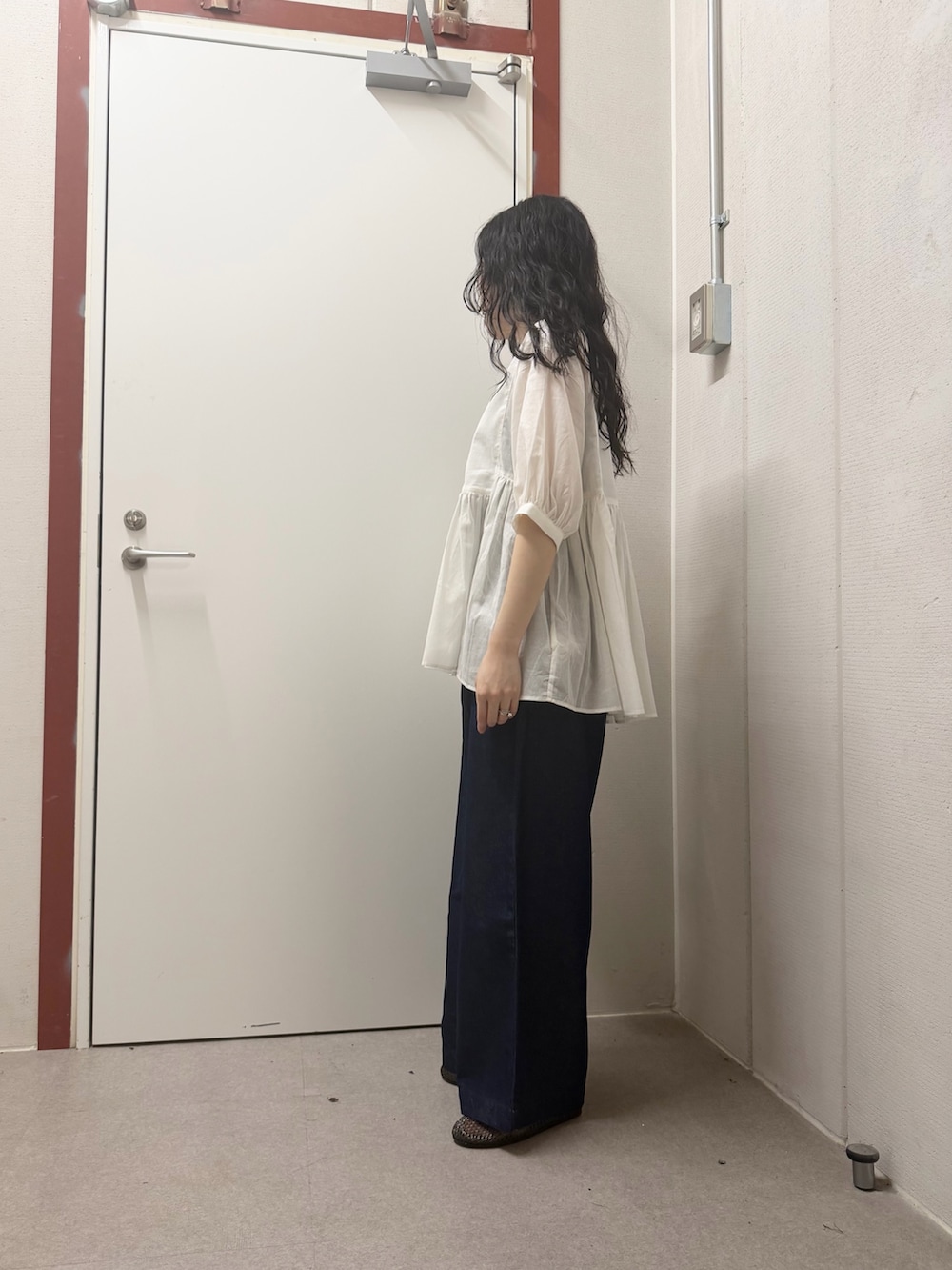 ホワイト系のシャツ/ブラウス、ブルー系のデニムパンツ、ブラック系のバレエシューズを着用したレディースの夏コーディネートの3枚目の写真