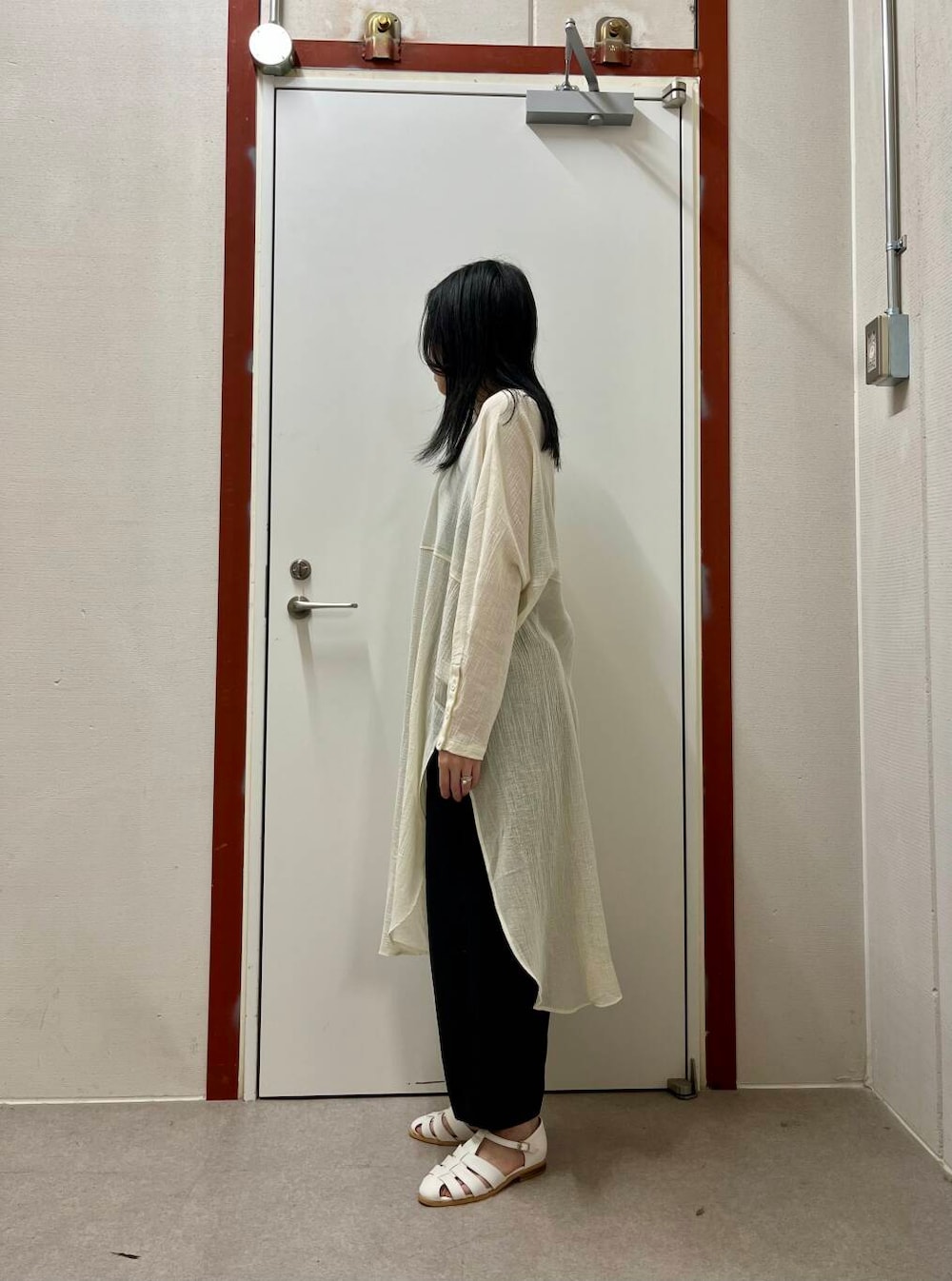 「かぐれ、newarrival、doors」｜「URBAN RESEARCH DOORSのグルカサンダル（サンダル、ホワイト系）」を使った、pyonさん（レディース・161cm）の春コーディネートの2枚目の写真