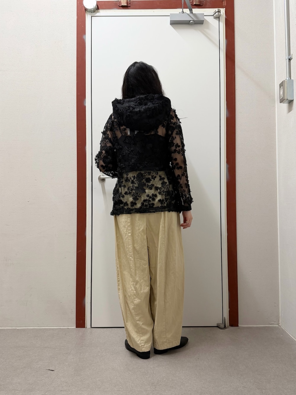 ブラック系のパーカー、イエロー系のその他パンツ、ブラック系のその他シューズを着用したレディースの春コーディネートの3枚目の写真