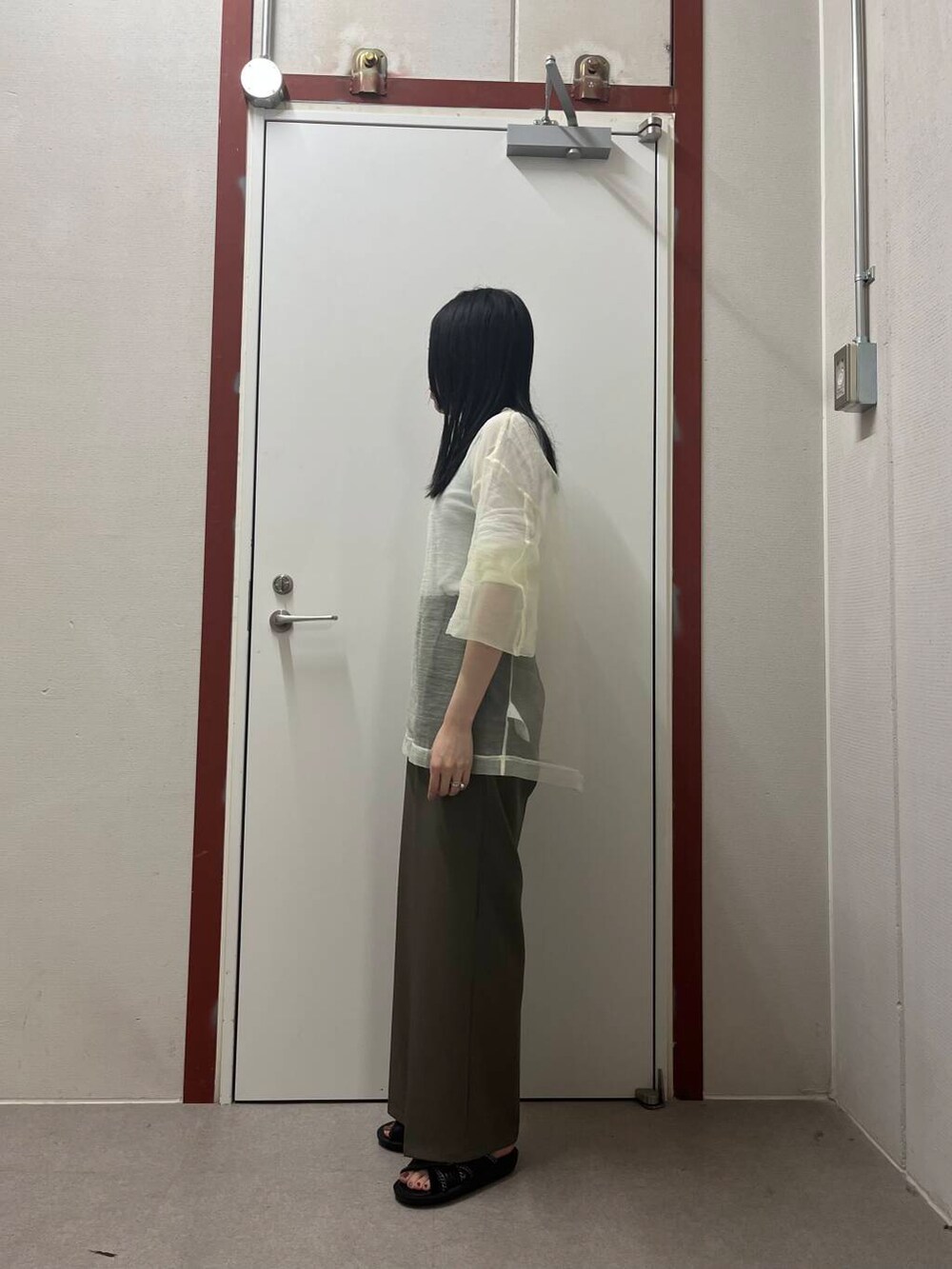 「newarrival」｜「URBAN RESEARCHのストレッチタックスラックス（その他パンツ、グリーン系）」を使った、pyonさん（レディース・161cm）の春コーディネートの3枚目の写真