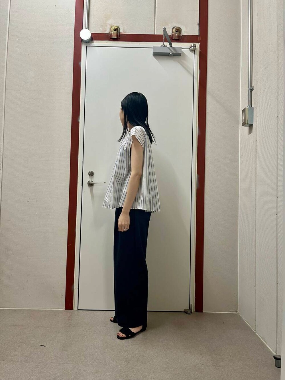「newarrival、doors」｜「URBAN RESEARCH DOORSの『再入荷予定』レーヨンコットンイージーパンツ（その他パンツ、ブルー系）」を使った、pyonさん（レディース・161cm）の夏コーディネートの2枚目の写真