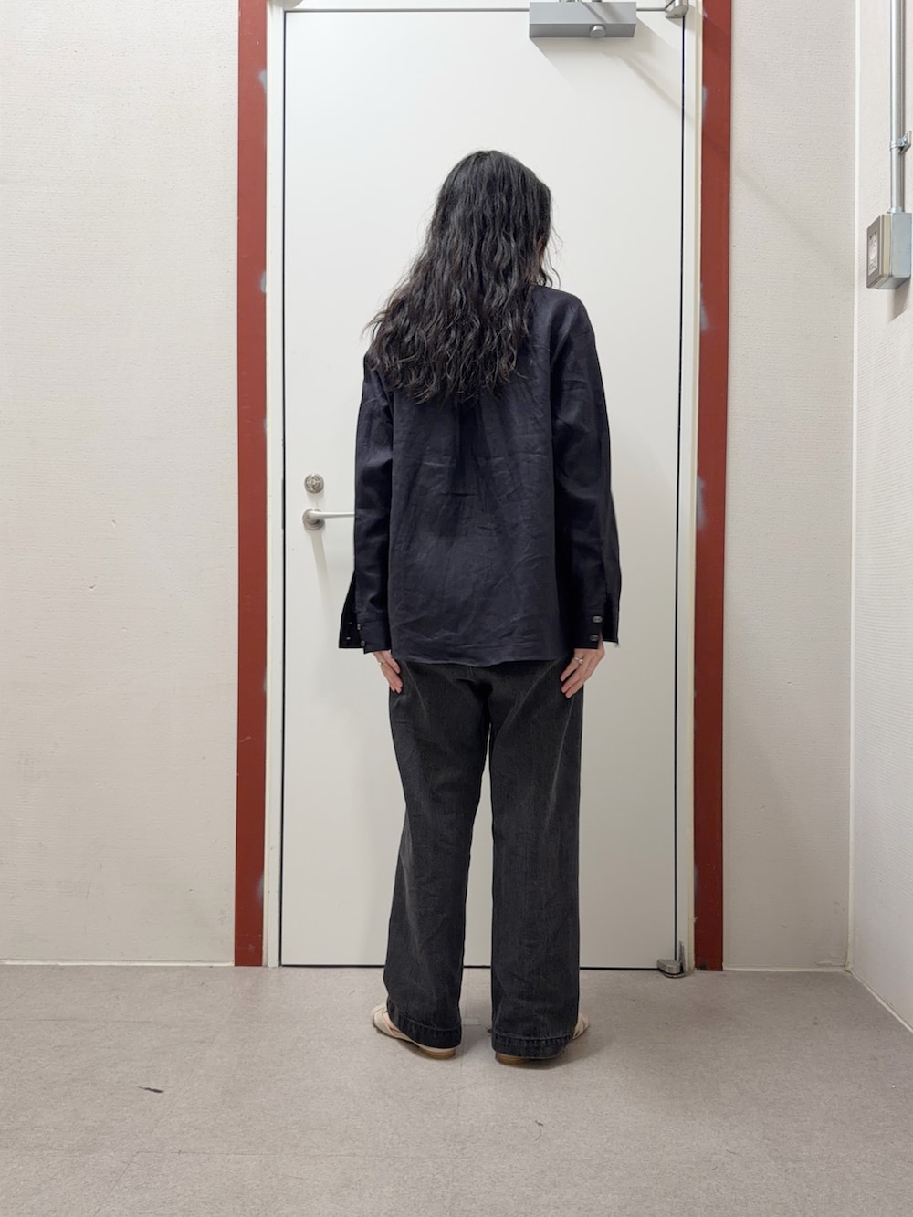 ブルー系のシャツ/ブラウス、ブラック系のデニムパンツを着用したレディースの春コーディネートの3枚目の写真