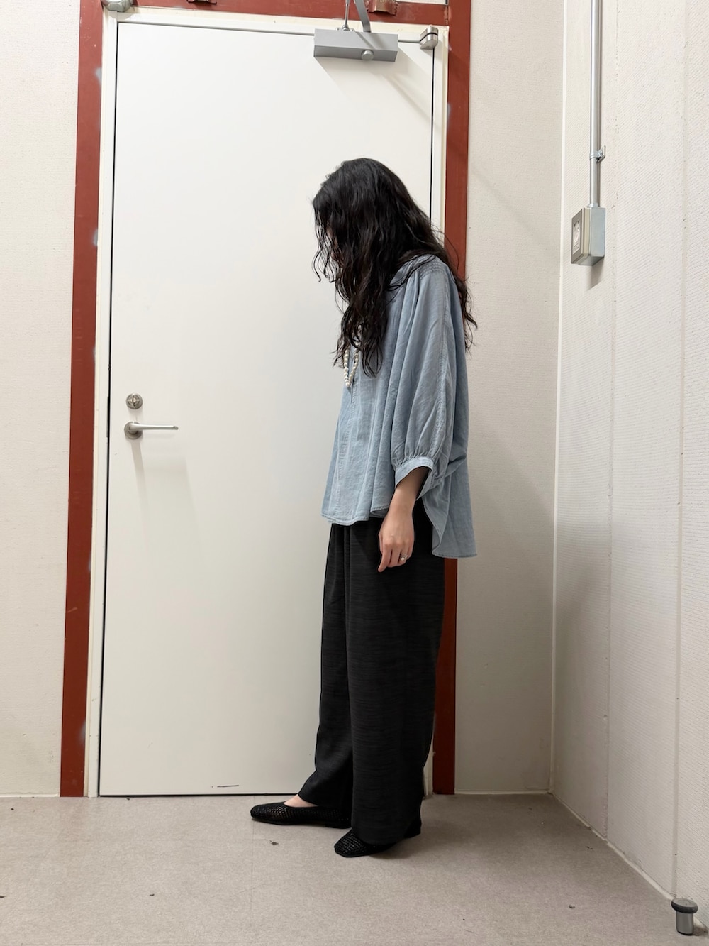 ブラック系のバレエシューズ、グレー系のその他パンツ、ブルー系のシャツ/ブラウスを着用したレディースの夏コーディネートの2枚目の写真