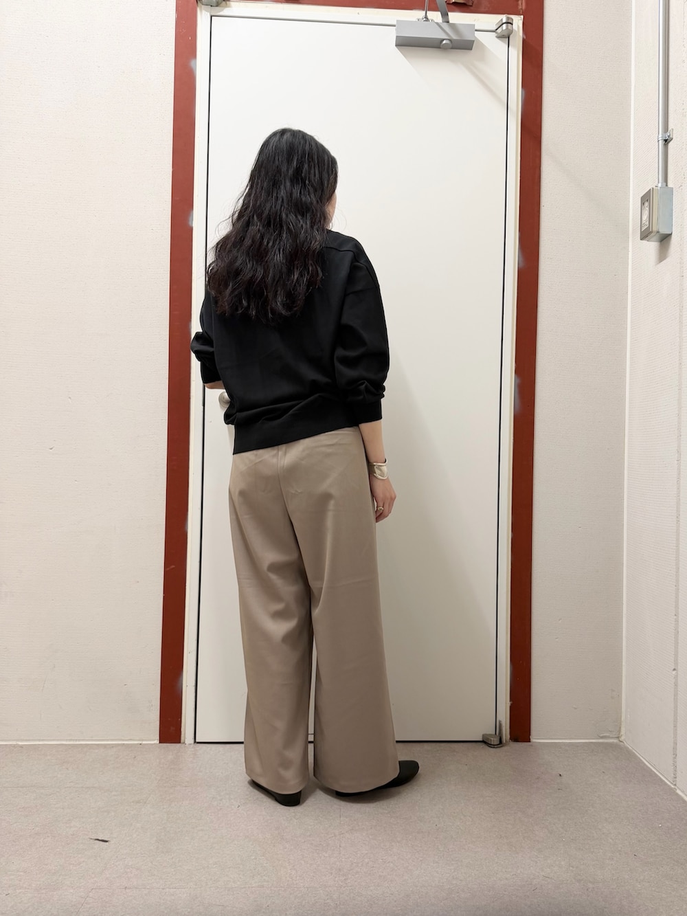 ベージュ系のその他パンツ、ブラック系のパンプス、ブラック系のカーディガン/ボレロを着用したレディースの春コーディネートの3枚目の写真