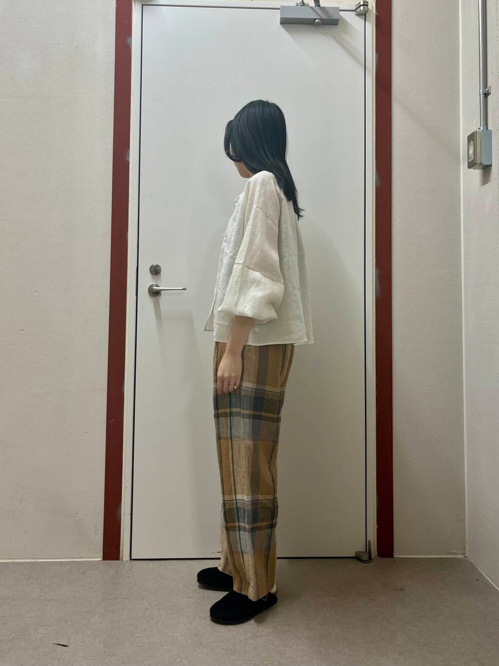 「newarrival、doors」｜「URBAN RESEARCH DOORSのリネンチェックイージーパンツ（その他パンツ、イエロー系）」を使った、pyonさん（レディース・161cm）の春コーディネートの2枚目の写真
