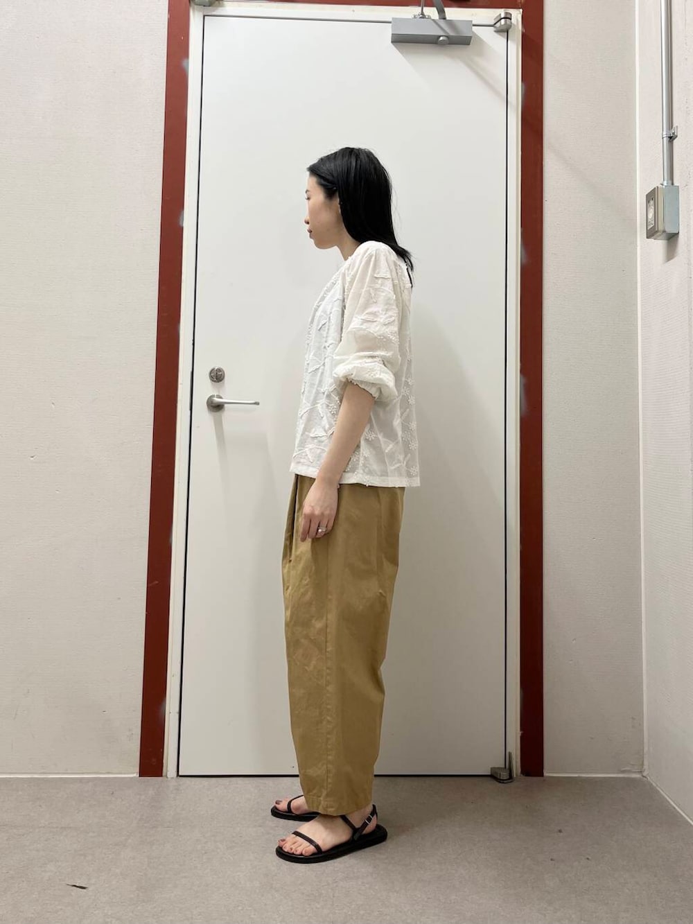 「かぐれ、newarrival、doors、洒落見えイージーパンツ×サンダル」｜「URBAN RESEARCH DOORSの立体刺繍ブラウス（シャツ/ブラウス、ホワイト系）」を使った、pyonさん（レディース・161cm）の夏コーディネートの2枚目の写真