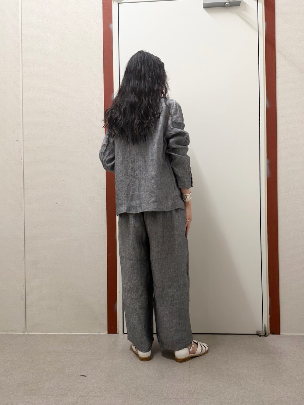 グレー系のその他パンツ、グレー系のその他アウター、ブルー系のタンクトップを着用したレディースの春コーディネートの3枚目の写真