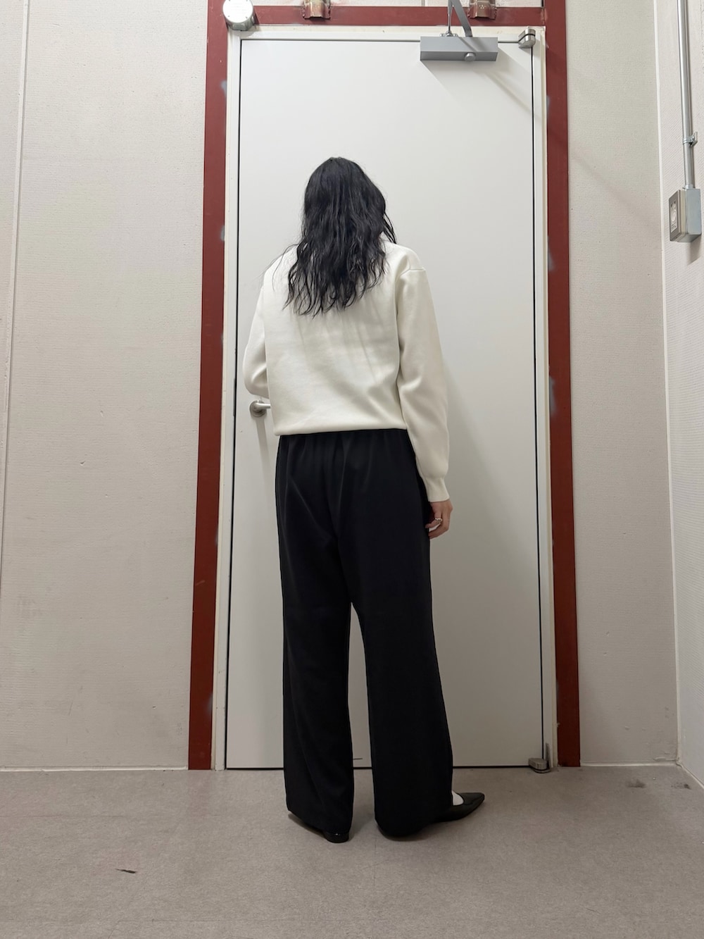 ホワイト系のニット/セーター、ブルー系のその他パンツを着用したレディースの冬コーディネートの3枚目の写真