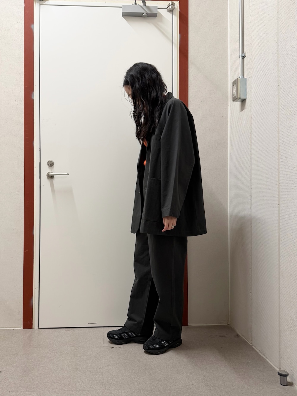 グレー系のその他アウター、グレー系のその他パンツ、ブラック系のスニーカーを着用したレディースの冬コーディネートの2枚目の写真