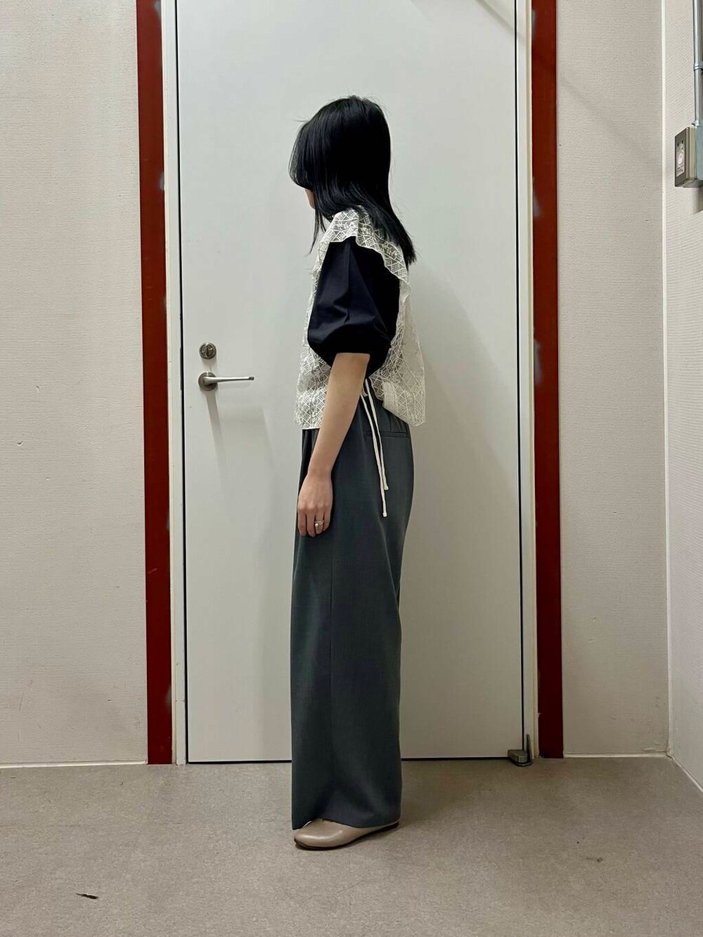 「newarrival、doors」｜「URBAN RESEARCH DOORSのVカットパンプス（パンプス、グレー系）」を使った、pyonさん（レディース・161cm）の春コーディネートの2枚目の写真