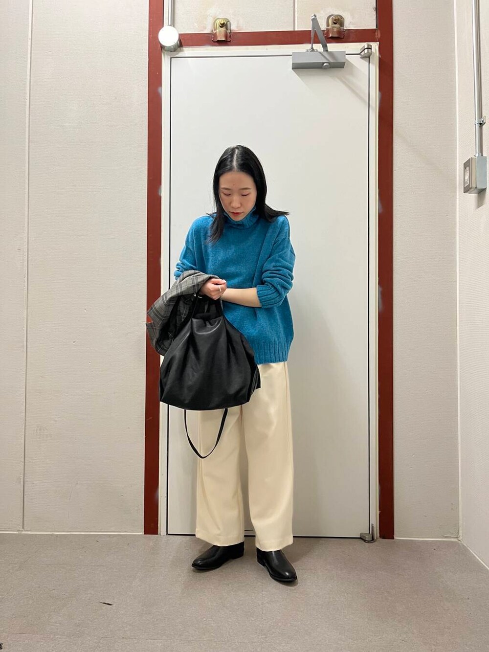 ブラック系のトートバッグ、その他のその他アウター、ホワイト系のその他パンツを着用したレディースの秋コーディネートの2枚目の写真