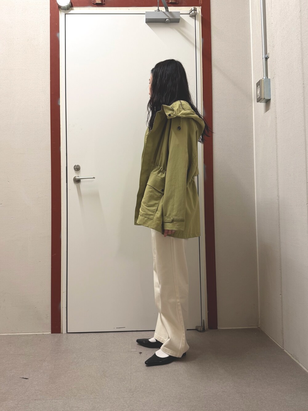 グリーン系のマウンテンパーカー、ベージュ系のその他パンツを着用したレディースの春コーディネートの2枚目の写真