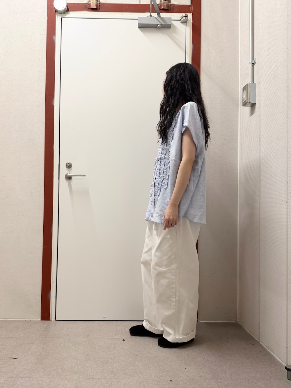 ブルー系のシャツ/ブラウス、ホワイト系のその他パンツを着用したレディースの春コーディネートの2枚目の写真