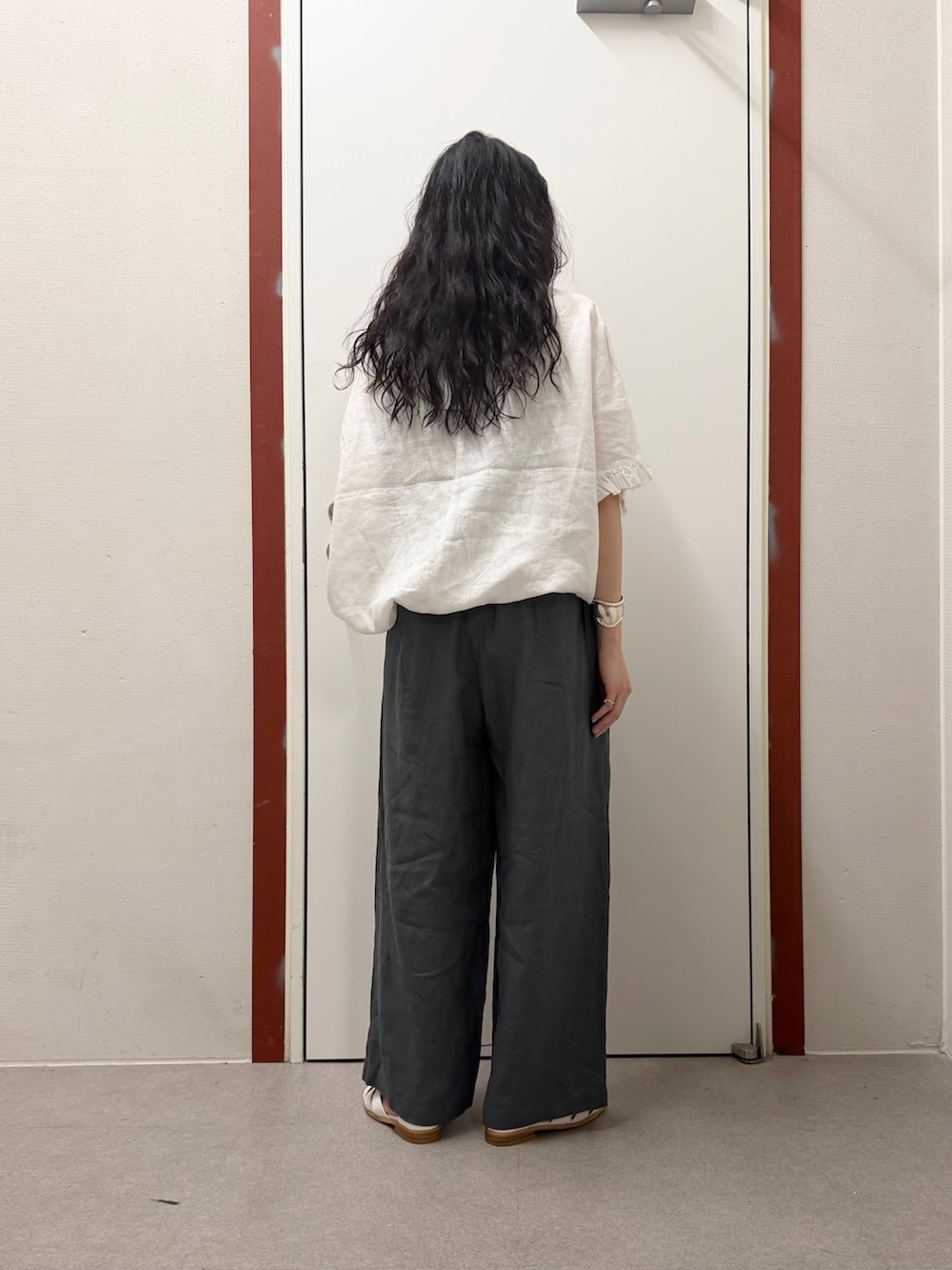 ホワイト系のシャツ/ブラウス、ブルー系のその他パンツ、ホワイト系のサンダルを着用したレディースの春コーディネートの3枚目の写真