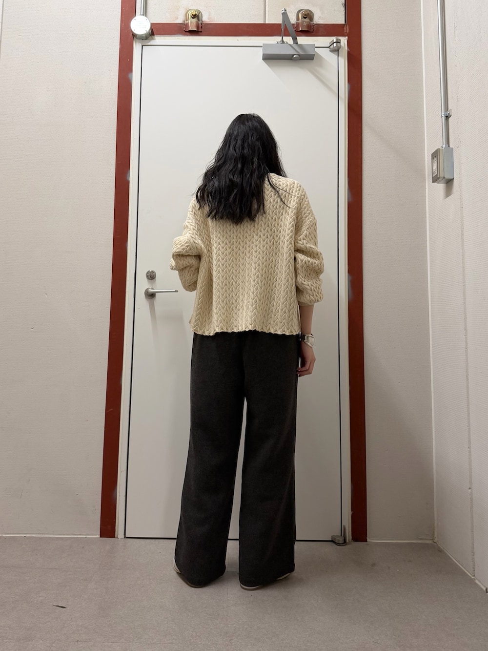 ベージュ系のニット/セーター、グレー系のその他パンツ、ホワイト系のブーツを着用したレディースの冬コーディネートの3枚目の写真