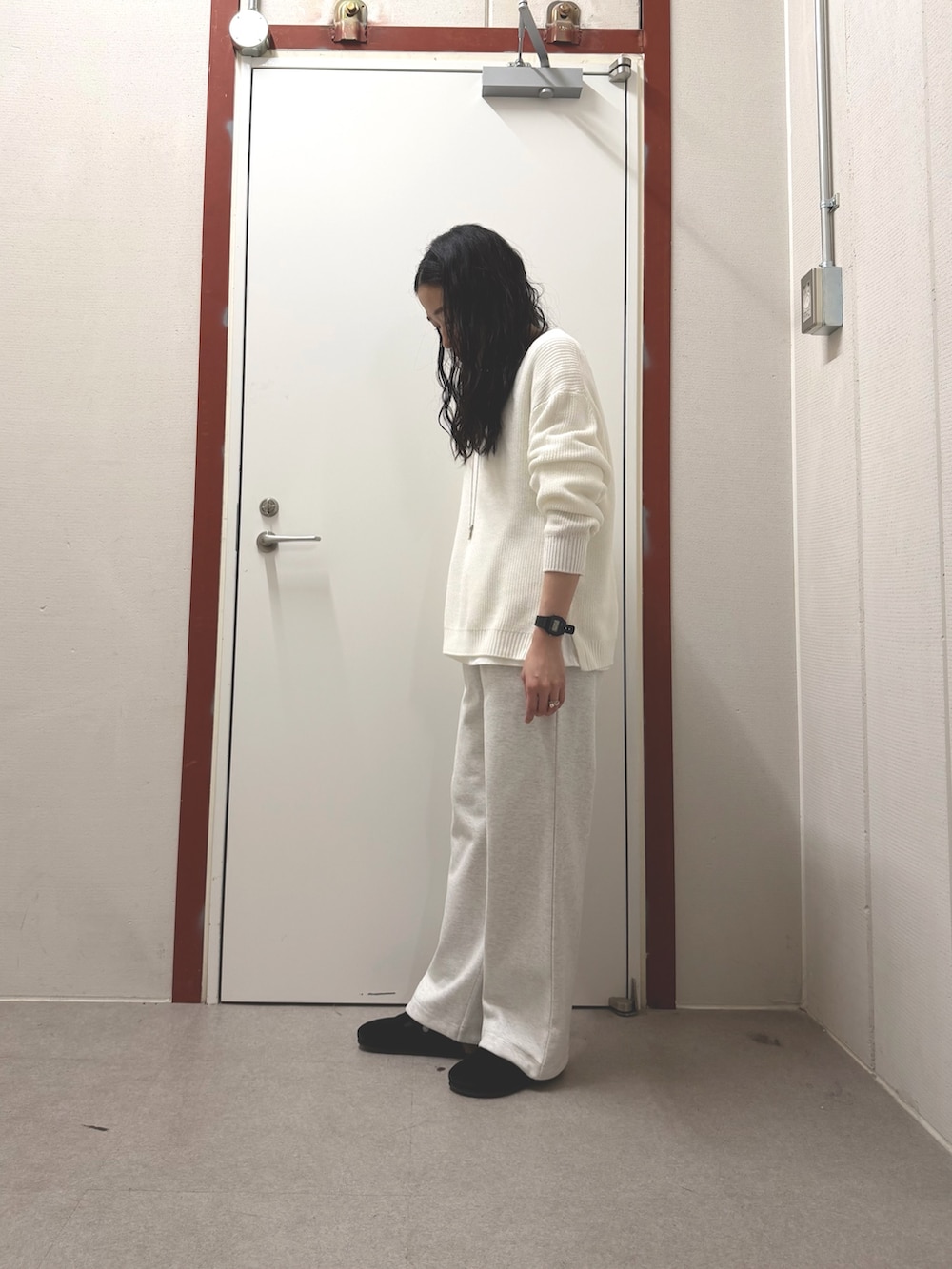 ホワイト系のニット/セーター、グレー系のその他パンツを着用したレディースの冬コーディネートの2枚目の写真