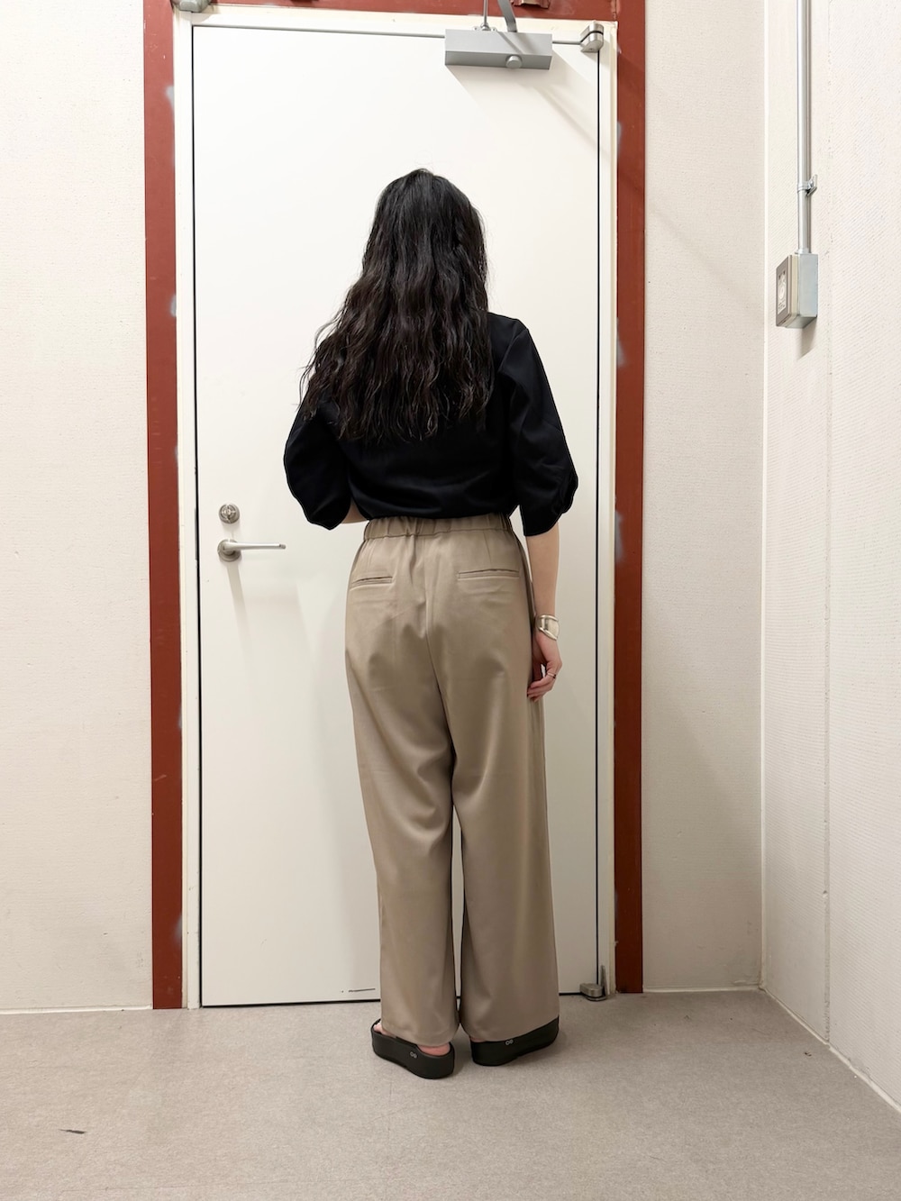 ブルー系のTシャツ/カットソー、ベージュ系のその他パンツ、ブラック系のサンダルを着用したレディースの春コーディネートの3枚目の写真