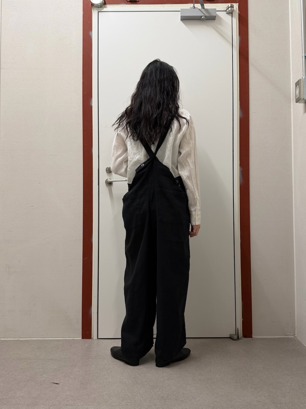 ホワイト系のシャツ/ブラウス、ブラック系のサロペット/オーバーオール、ブラック系のその他シューズを着用したレディースの春コーディネートの3枚目の写真