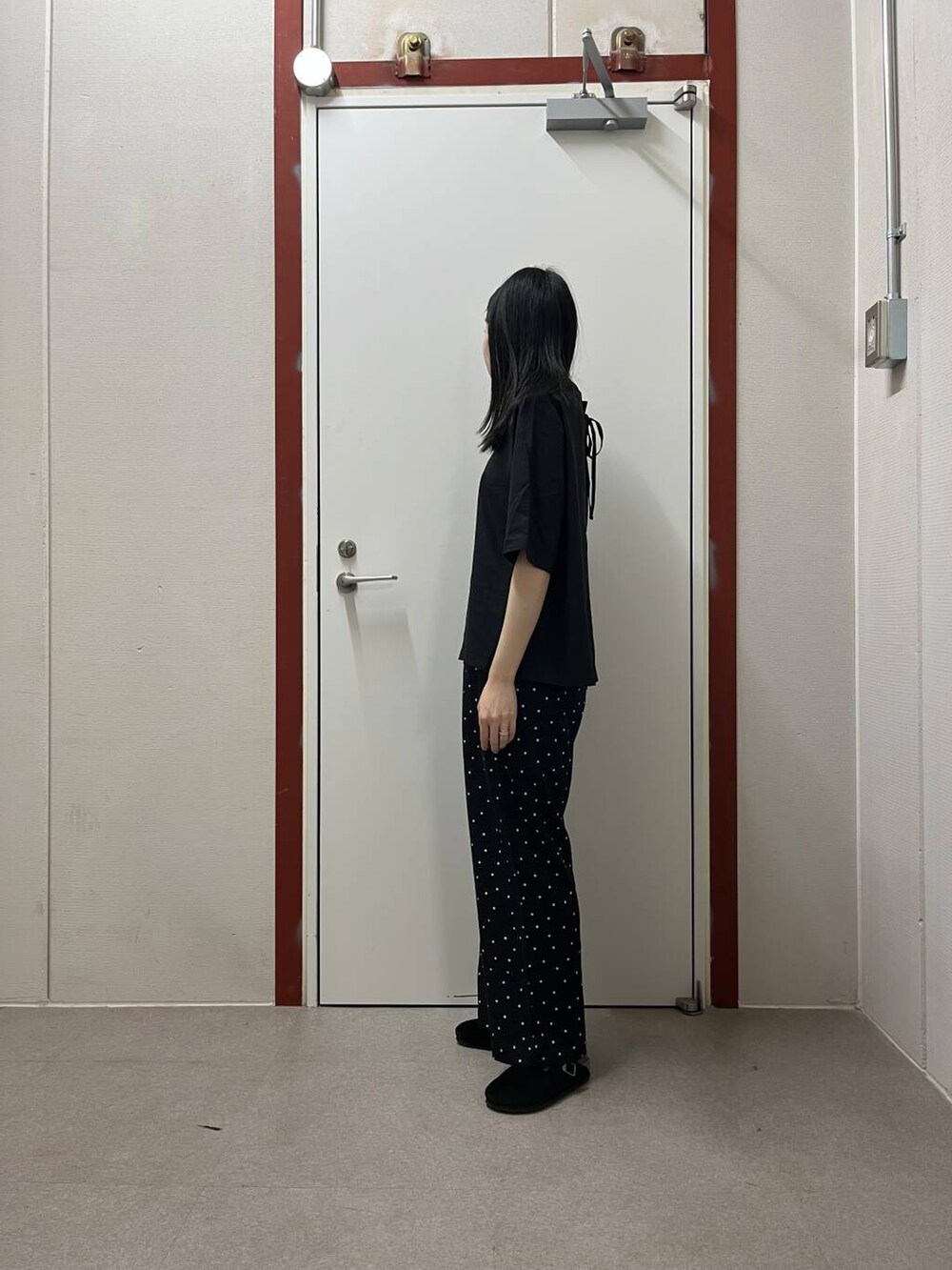 「URBAN RESEARCH DOORSのリネンレーヨンドットイージーパンツ（その他パンツ、ブラック系）」を使った、pyonさん（レディース・161cm）の夏コーディネートの2枚目の写真