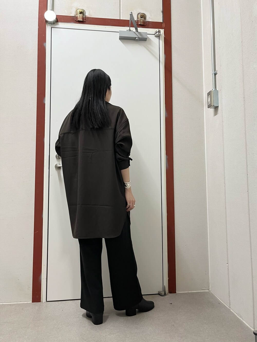 ブラウン系のシャツ/ブラウス、ホワイト系のTシャツ/カットソー、ブラック系のその他パンツを着用したレディースの秋コーディネートの3枚目の写真