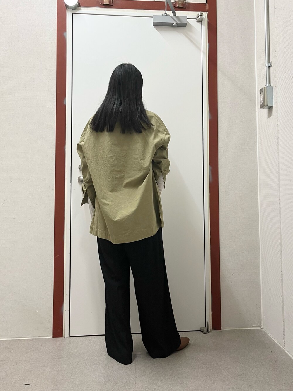 ベージュ系のシャツ/ブラウス、ブラック系のその他パンツ、ブラウン系のパンプスを着用したレディースの秋コーディネートの3枚目の写真