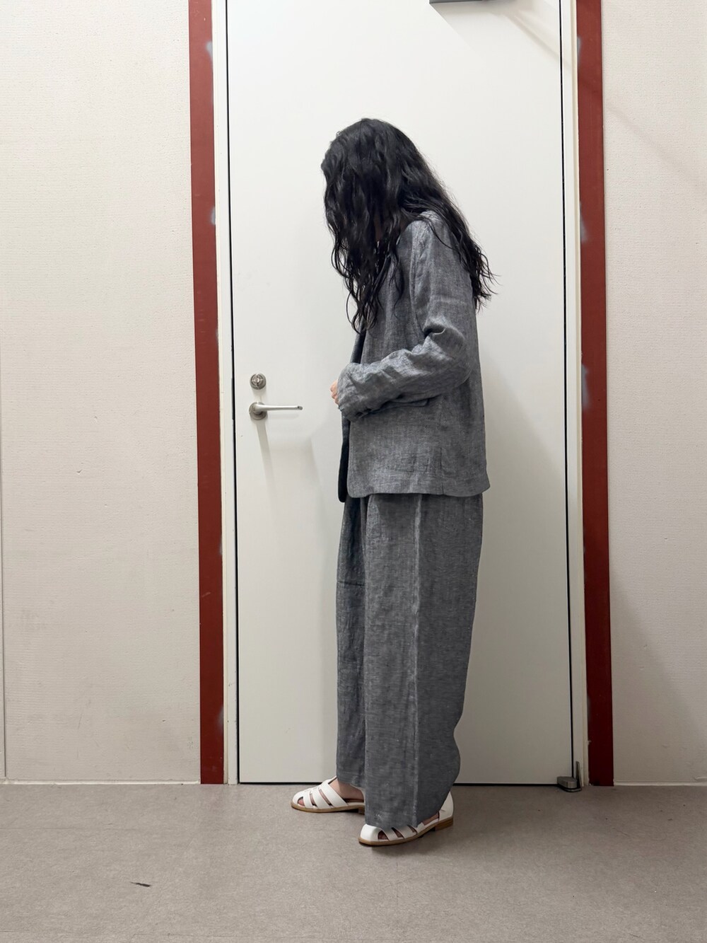 グレー系のその他パンツ、グレー系のその他アウター、ブルー系のタンクトップを着用したレディースの春コーディネートの2枚目の写真