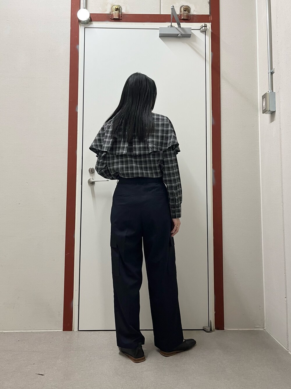 ブラック系のシャツ/ブラウス、グレー系のその他パンツを着用したレディースの秋コーディネートの3枚目の写真