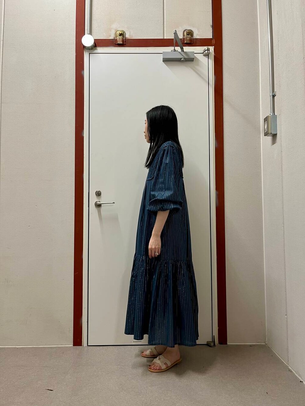 「newarrival、doors、サンダルコーデ、夏ワンピース」｜「URBAN RESEARCH DOORSのカッティングサンダル（サンダル、ホワイト系）」を使った、pyonさん（レディース・161cm）の春コーディネートの2枚目の写真