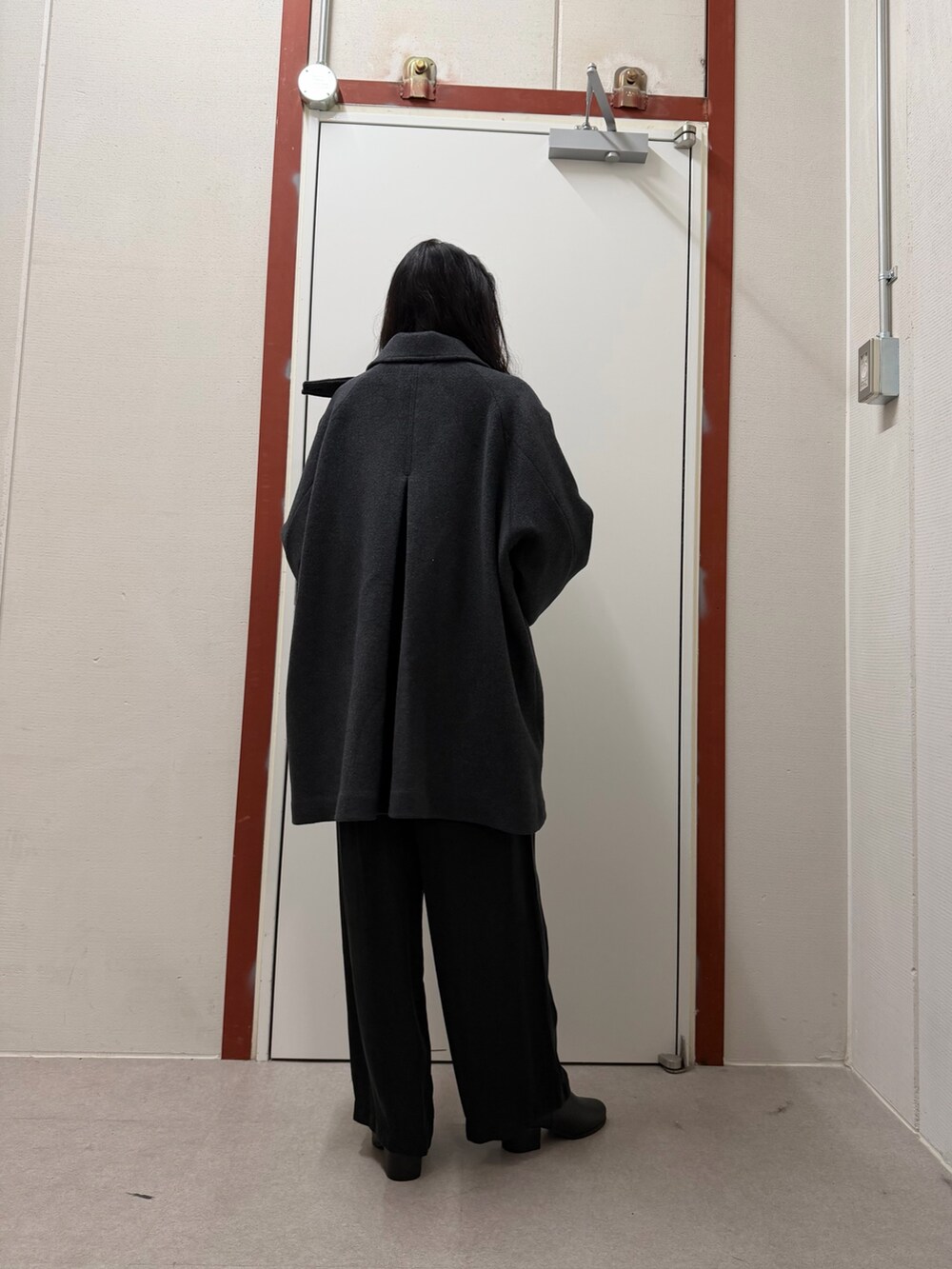 その他のダウンジャケット/コート、ブラック系のその他パンツを着用したレディースの秋コーディネートの3枚目の写真