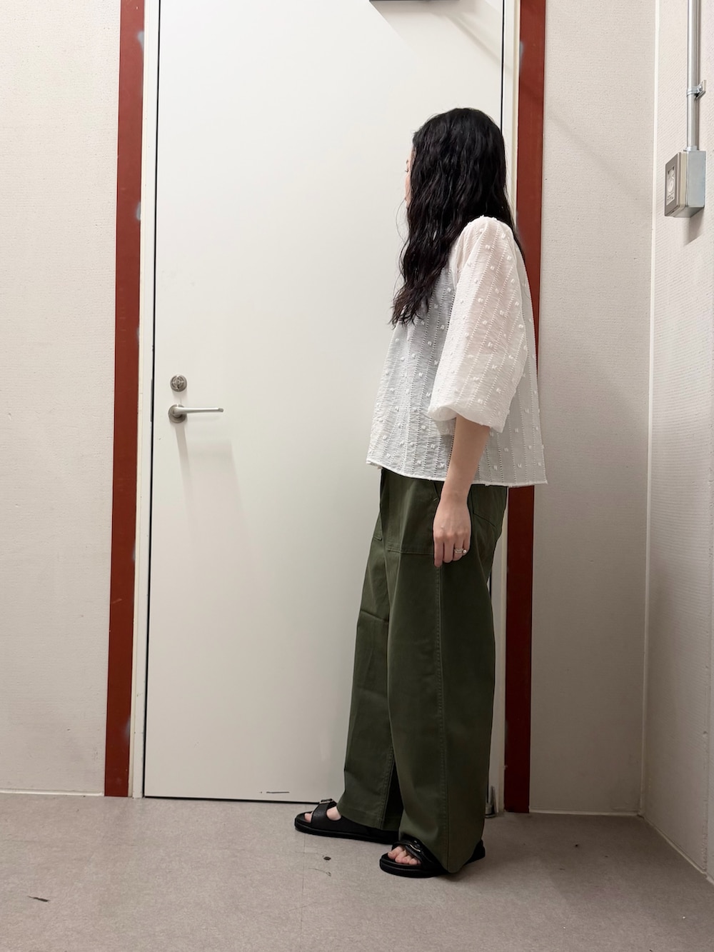 ホワイト系のシャツ/ブラウス、ブラック系のサンダルを着用したレディースの春コーディネートの2枚目の写真