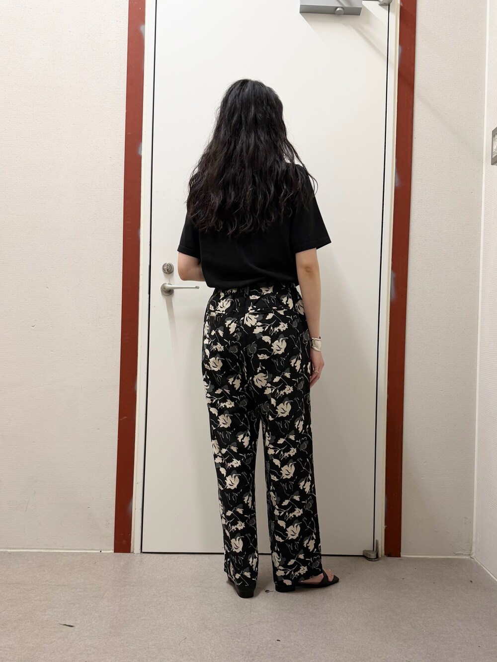 ブラック系のTシャツ/カットソー、ブラック系のその他パンツ、ブラック系のサンダルを着用したレディースの春コーディネートの3枚目の写真