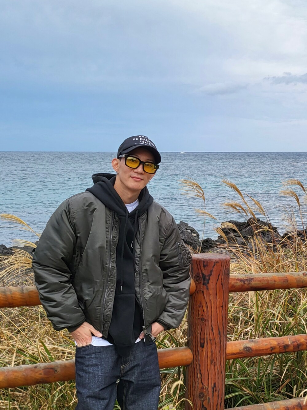 「korea、ootd、korea style、jeju」|「Carhartt WIPのアイテム(デニムパンツ、ブルー系)」を使った、bboyloco🇰🇷さん(メンズ・174cm)の冬コーディネートの2枚目の写真
