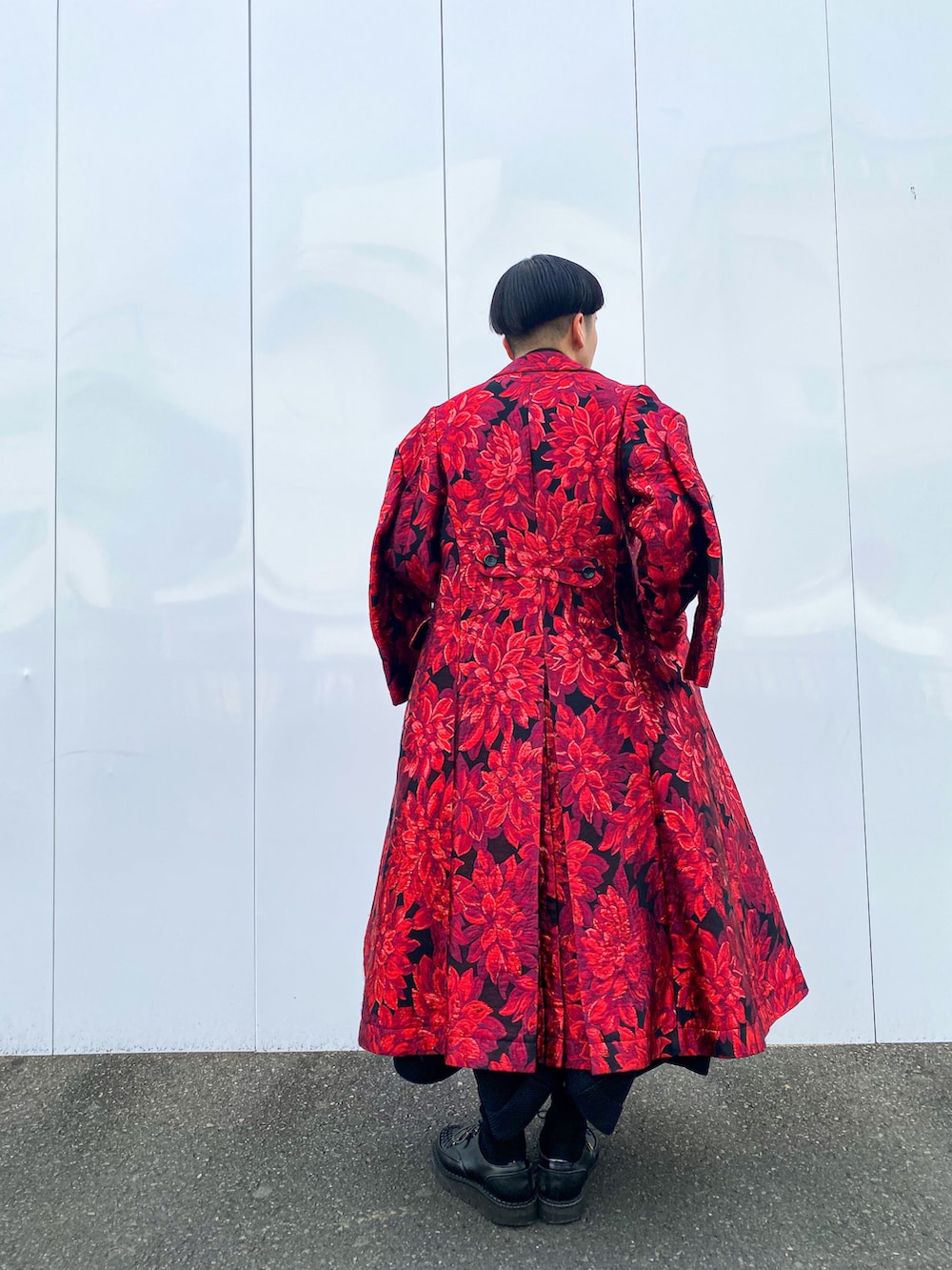 ブラック系のスカート、レッド系のジャケット/アウターを着用したメンズの冬コーディネートの2枚目の写真