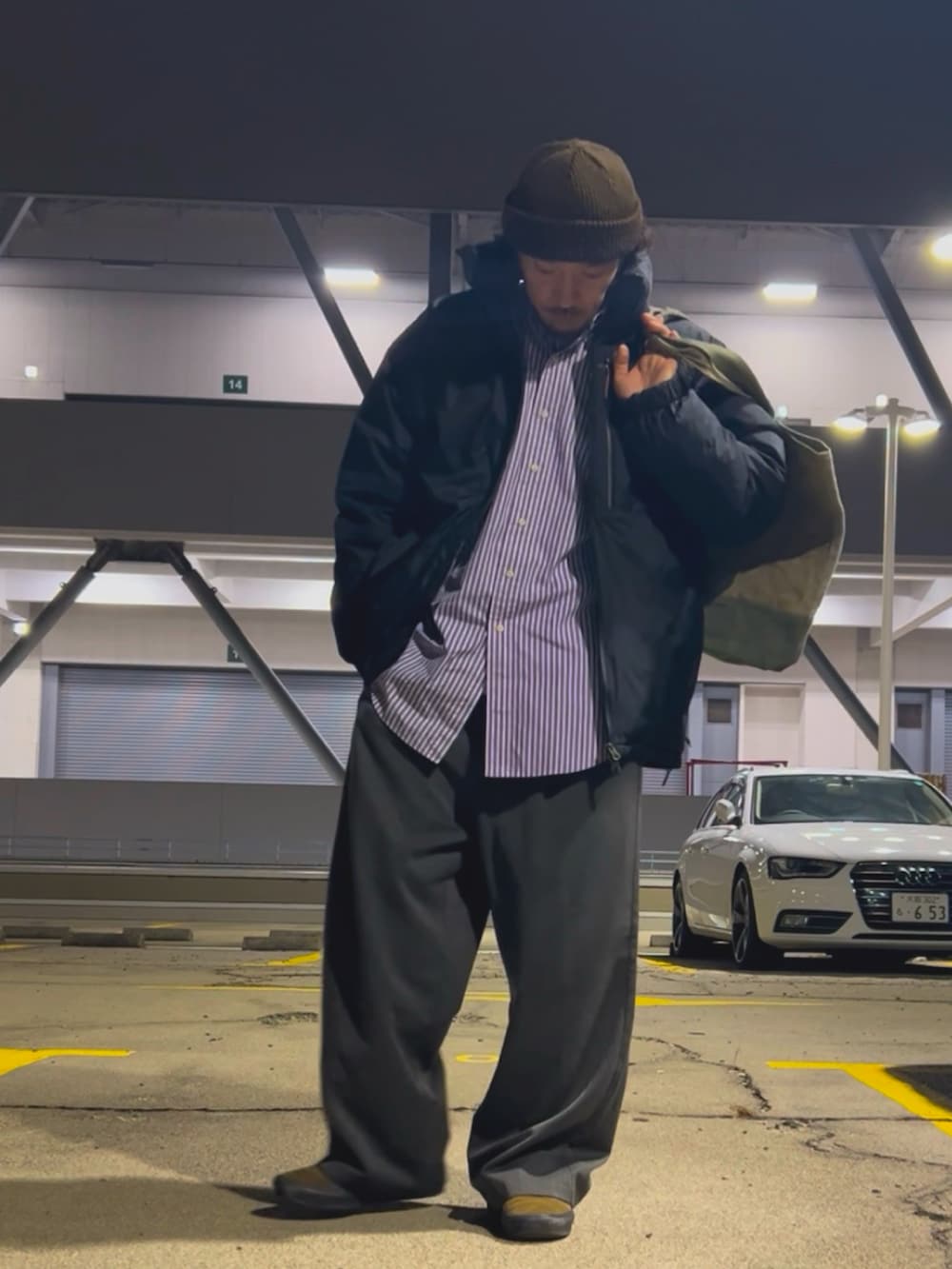 パープル系のシャツ/ブラウス、グレー系のスラックス、ブラウン系のスニーカーを着用したメンズの冬コーディネートの2枚目の写真