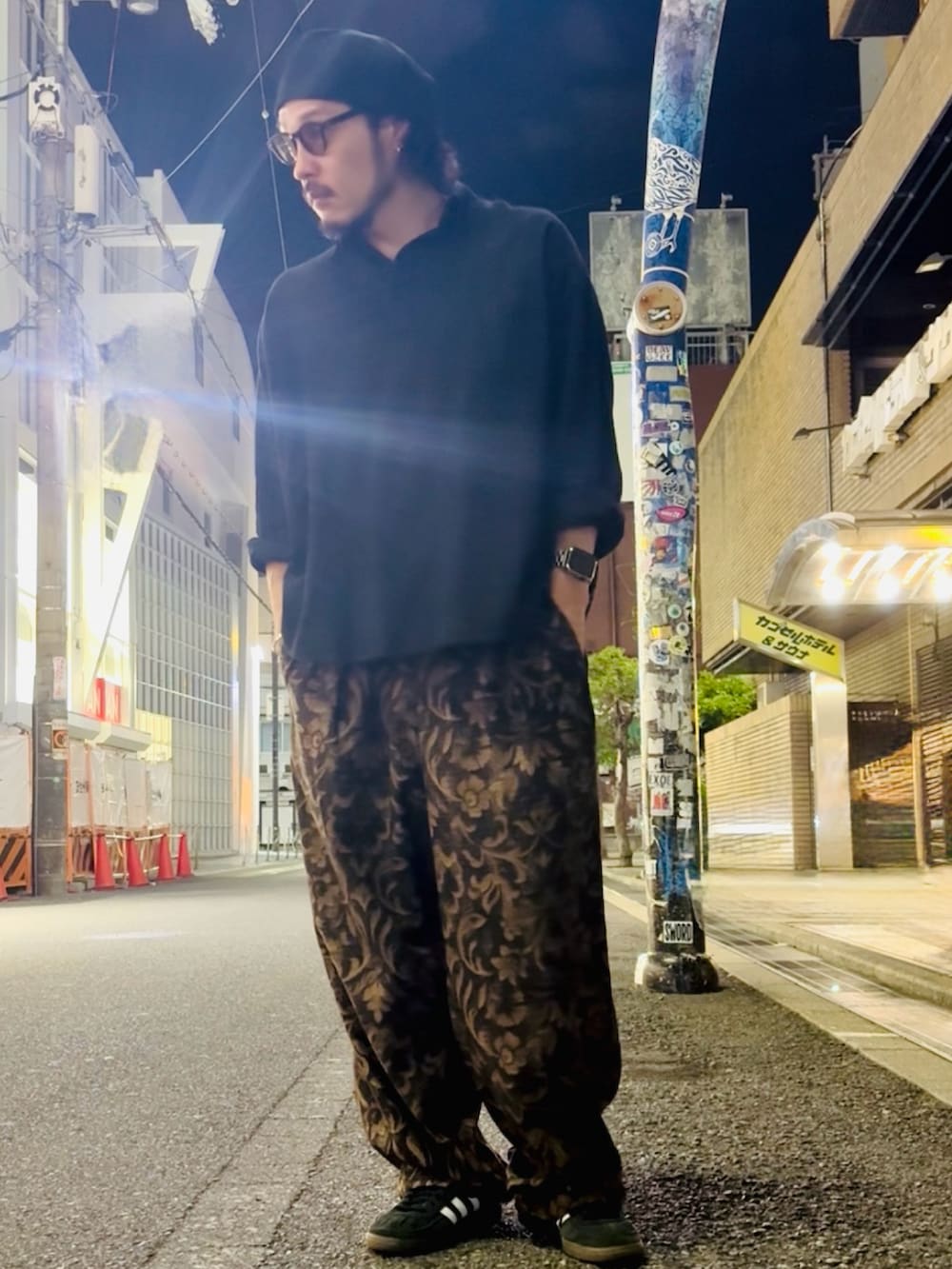 ブラック系のシャツ/ブラウス、ブラック系のその他パンツ、ブラック系のスニーカーを着用したメンズの夏コーディネートの2枚目の写真