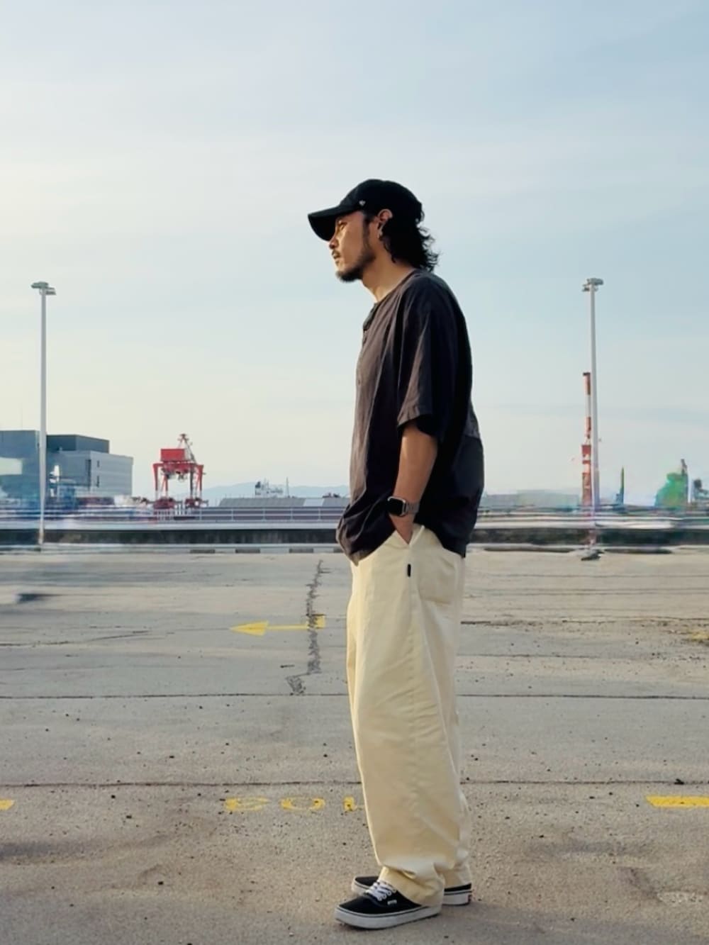 ブラック系のTシャツ/カットソー、ベージュ系のその他パンツ、ブラック系のスニーカーを着用したメンズの春コーディネートの3枚目の写真