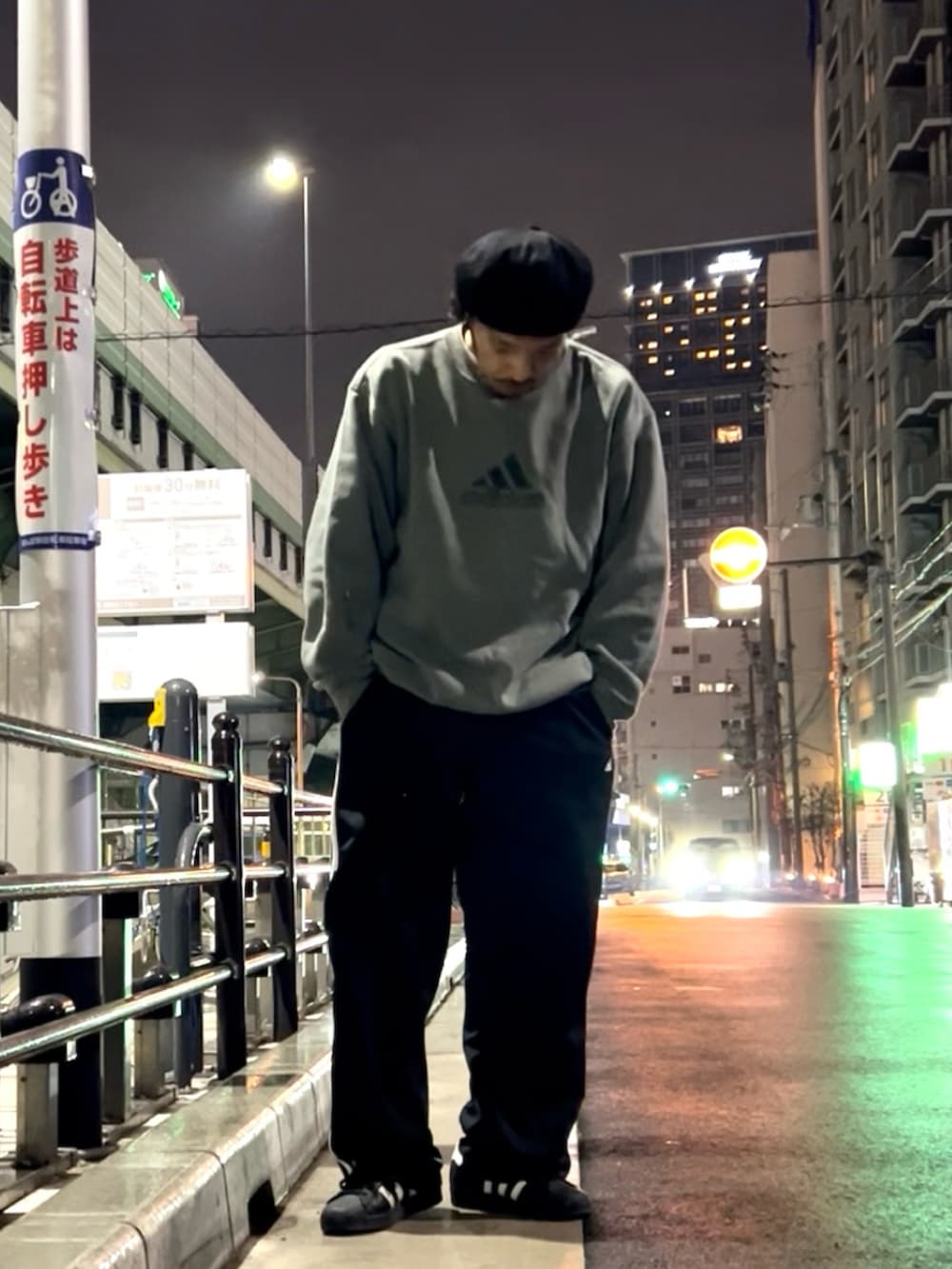 ブラック系のスニーカー、グリーン系のスウェット、ブラック系のパンツを着用したメンズの冬コーディネートの2枚目の写真