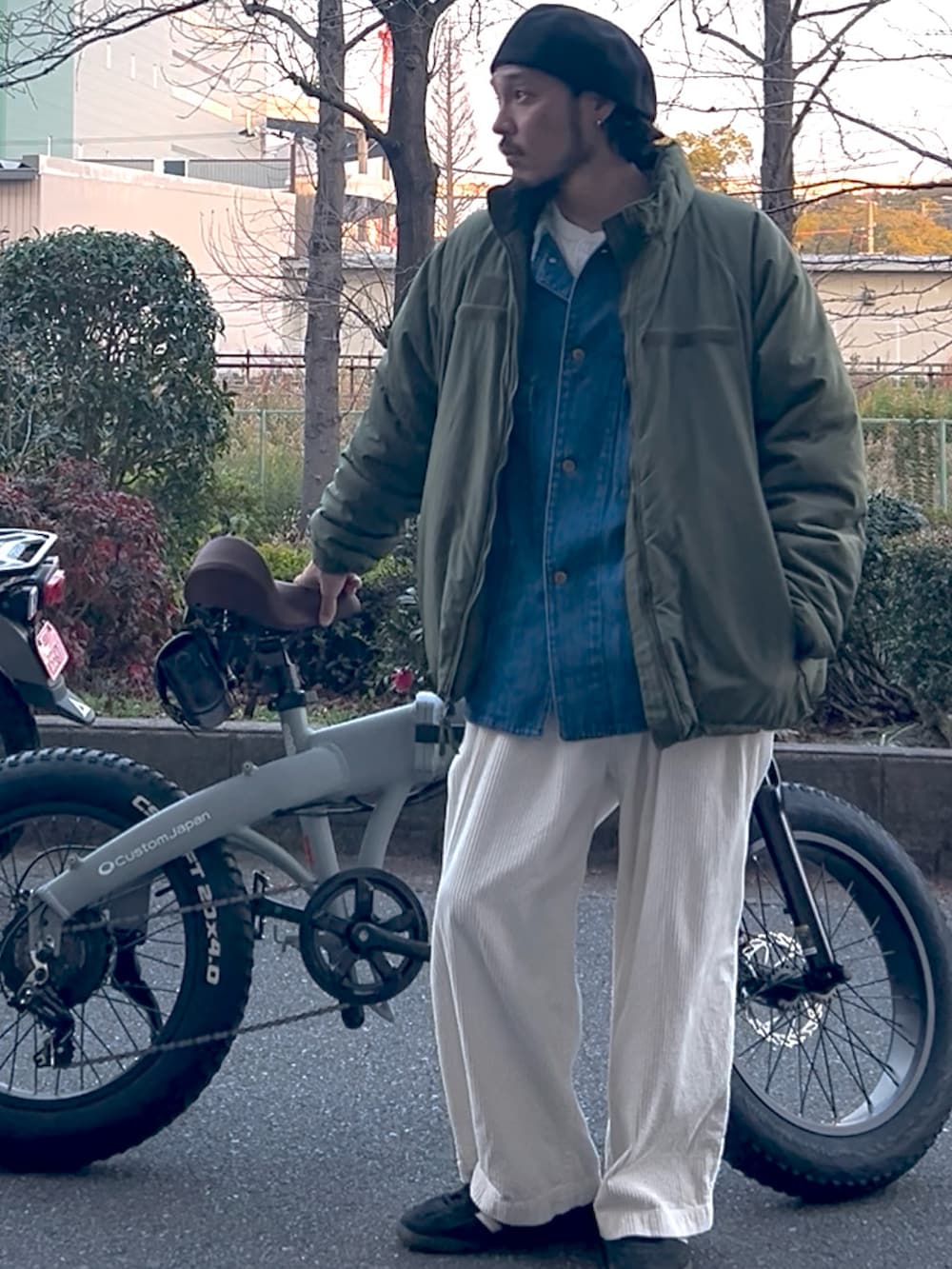ブラック系のデニムジャケット、ホワイト系のその他パンツ、ブラック系のスニーカーを着用したメンズの冬コーディネートの2枚目の写真